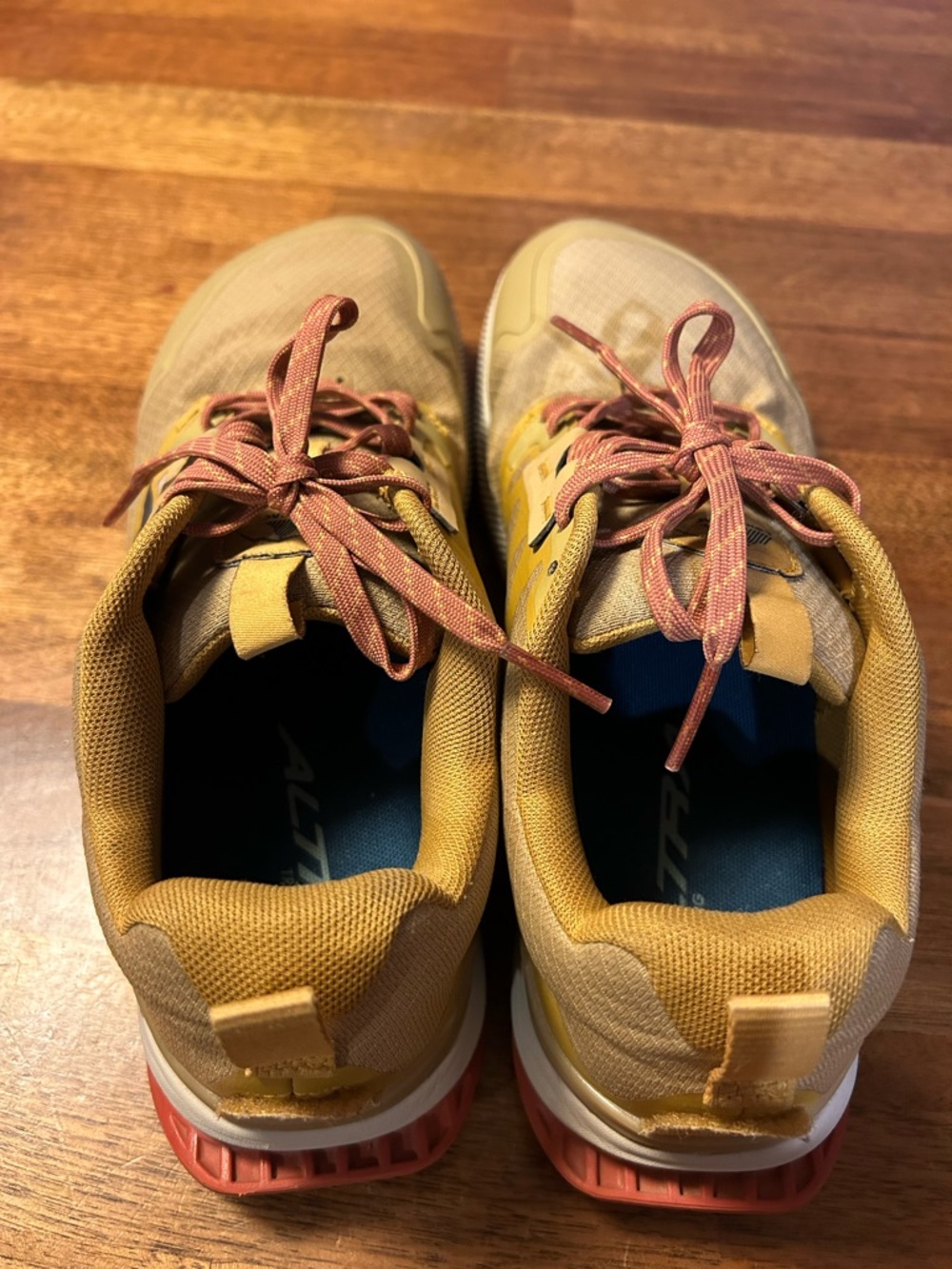 ALTRA Lone Peak 7 - M8/W9.5 Gold Trail Runner with Pink Laces & Sole - Picture 4 of 12